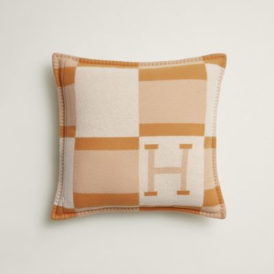 ホームテキスタイル：プレード、クッション、カシミヤ | Hermès